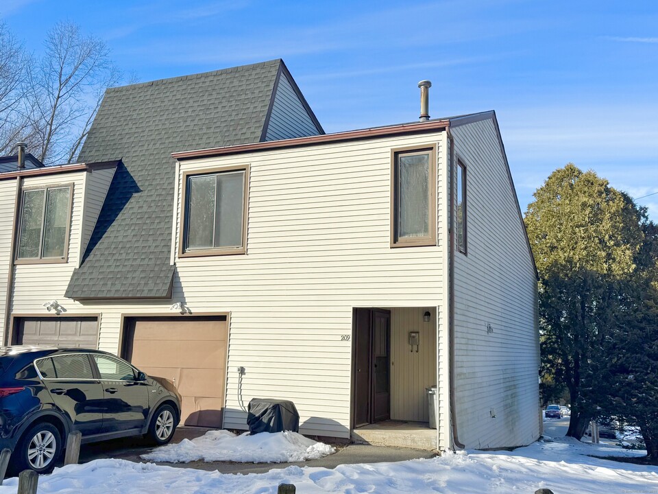 209 High Top Cir W in Hamden, CT - Building Photo