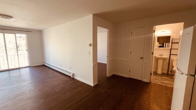 92 E Broadway in Derry, NH - Building Photo - Building Photo