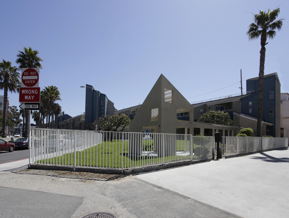 Barnard Park Villas in Venice, CA - Foto de edificio