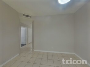 1406 W Emerald Ave in Mesa, AZ - Foto de edificio - Building Photo