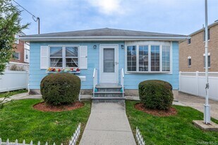 10 Pell Pl in Bronx, NY - Building Photo