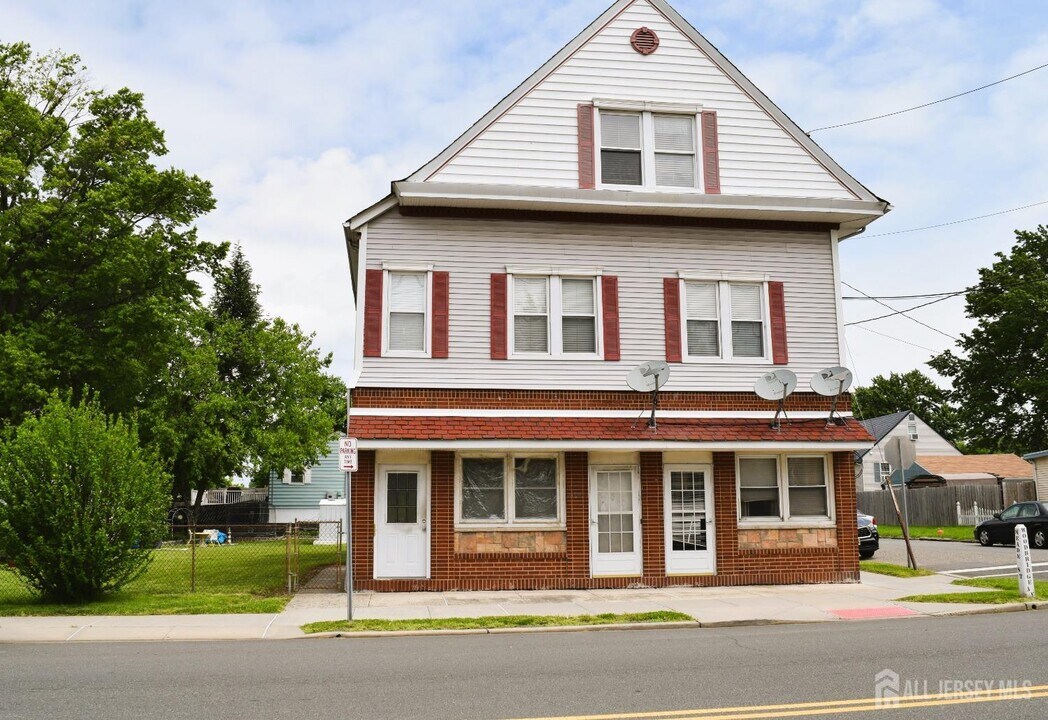 73-75-75 Woodbridge Ave in Sewaren, NJ - Building Photo