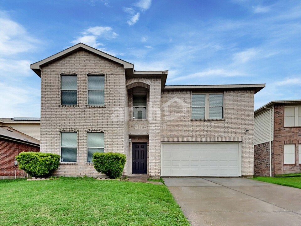 4105 Hunters Creek Dr in Fort Worth, TX - Building Photo