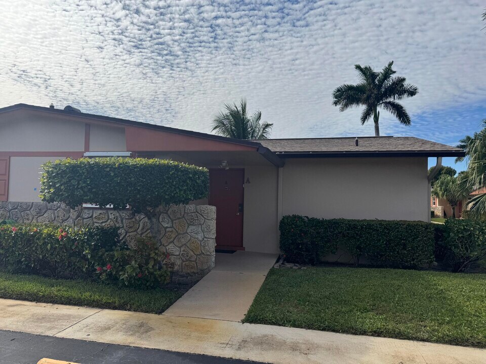 2985 Crosley Dr W in West Palm Beach, FL - Foto de edificio