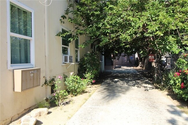 7024 Middleton St, Unit B in Huntington Park, CA - Foto de edificio - Building Photo