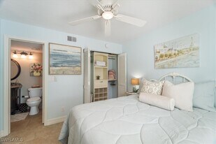 1375 Mainsail Dr in Naples, FL - Building Photo