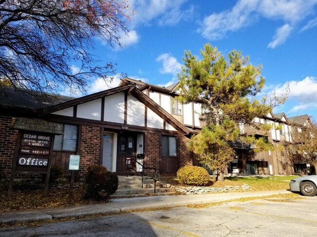 Cedar Grove Apartments in Manitowoc, WI - Foto de edificio - Building Photo