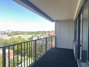 44 Strawberry Hill Ave, Unit 11L in Stamford, CT - Building Photo - Building Photo