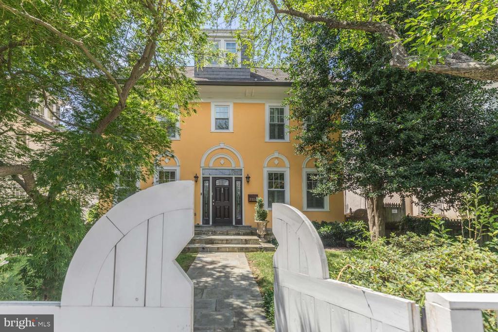 3224 Cleveland Ave NW in Washington, DC - Building Photo