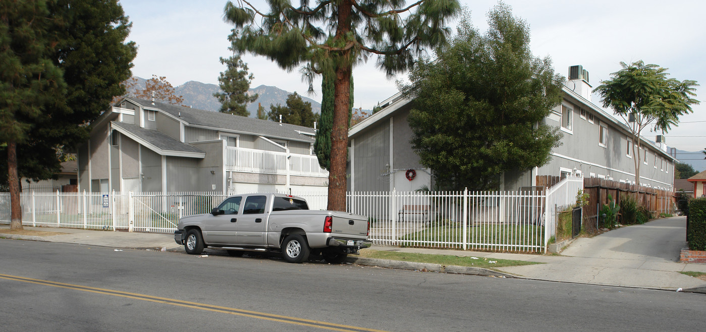 Raymond Apartments in Altadena, CA - Building Photo