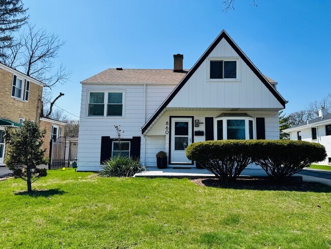 860 Spring Rd in Elmhurst, IL - Foto de edificio - Building Photo