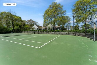 400 Noyack Rd in Southampton, NY - Building Photo - Building Photo