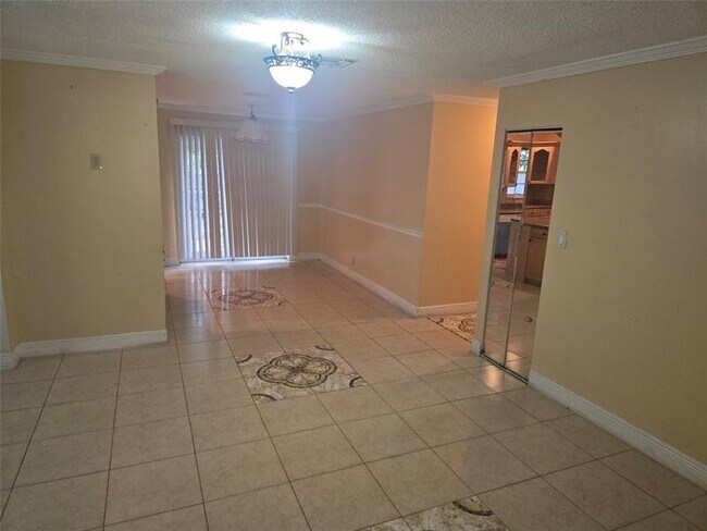 8241 SW 4th St in North Lauderdale, FL - Building Photo - Building Photo