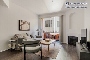 345 Cloverdale Ave in Los Angeles, CA - Building Photo