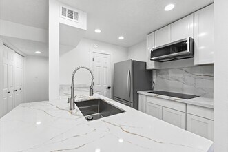 17331 Red Oak Dr in Houston, TX - Building Photo - Building Photo