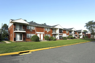 Strathmore Gardens Apartments in Matawan, NJ - Foto de edificio - Building Photo