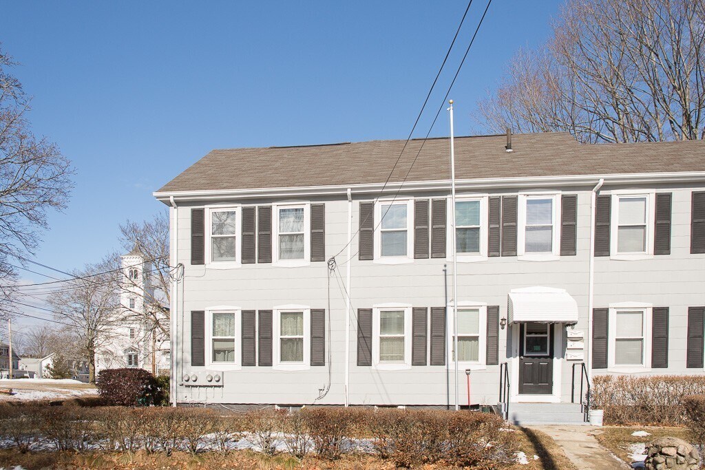 271 N Washington St in North Attleborough, MA - Building Photo