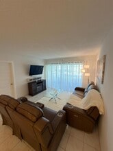 450 Paradise Isle Blvd, Unit 201 in Hallandale Beach, FL - Building Photo - Building Photo