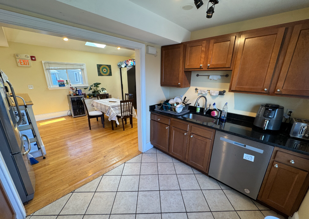 208 Holland St, Unit 2 in Somerville, MA - Foto de edificio