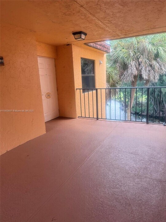 450 Commodore Dr in Plantation, FL - Building Photo