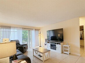 9055 Wiles Rd in Coral Springs, FL - Building Photo - Building Photo