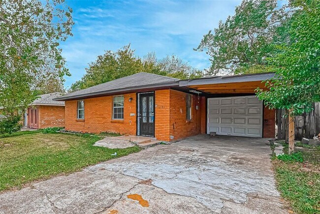 3034 Akard St photo'