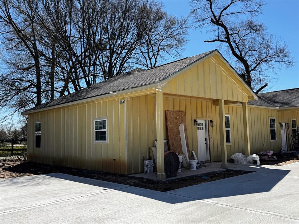 205 Charles St in Cleveland, TX - Building Photo