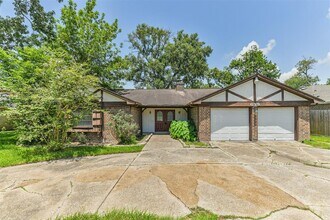 639 N Starboard St in Crosby, TX - Foto de edificio - Building Photo