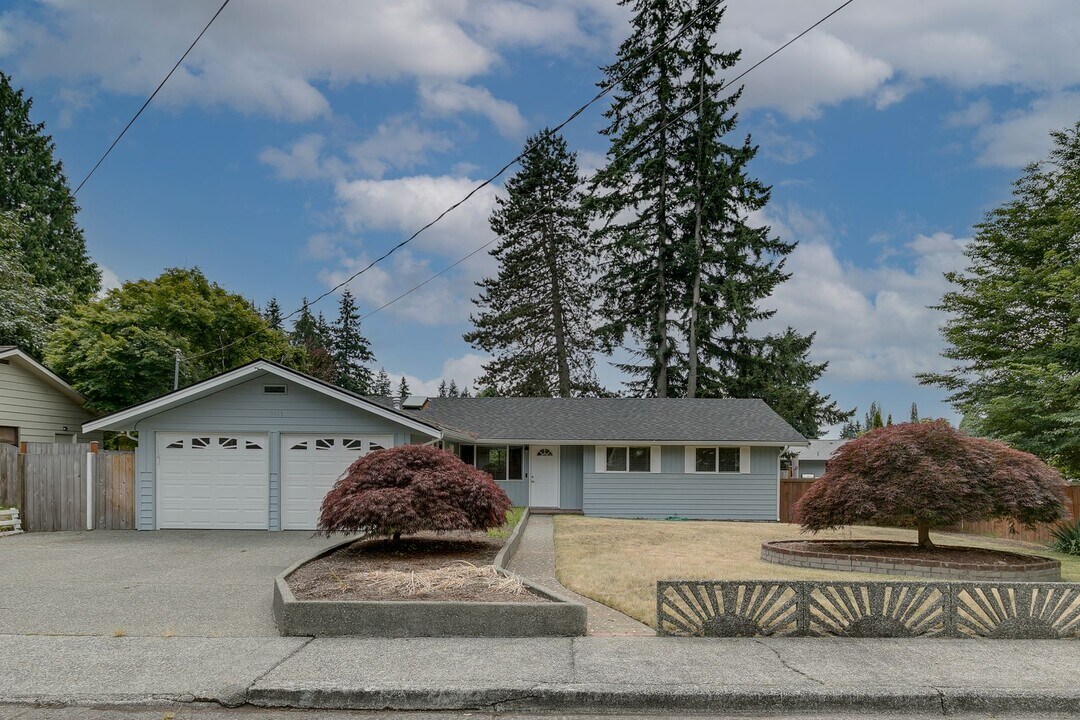 10411 NE 142nd Pl in Kirkland, WA - Building Photo