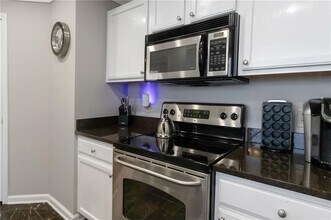 3040 Peachtree Rd in Atlanta, GA - Foto de edificio - Building Photo