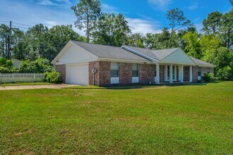 2613 Killarney Way in Tallahassee, FL - Building Photo - Building Photo