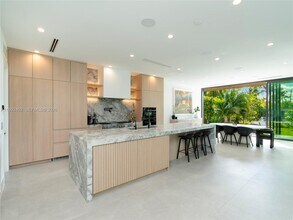 1230 Cleveland Rd in Miami Beach, FL - Building Photo - Building Photo