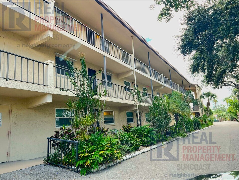 2280 Stickney Point Rd in Sarasota, FL - Building Photo