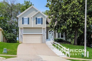 302 E 123rd Terrace in Kansas City, MO - Building Photo