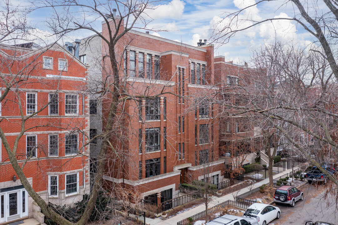 635 W Briar Pl in Chicago, IL - Foto de edificio