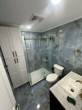 69-28 43rd Ave in Queens, NY - Foto de edificio - Building Photo