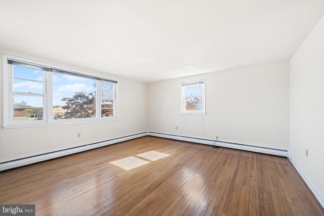 2042 Faunce St in Philadelphia, PA - Foto de edificio - Building Photo