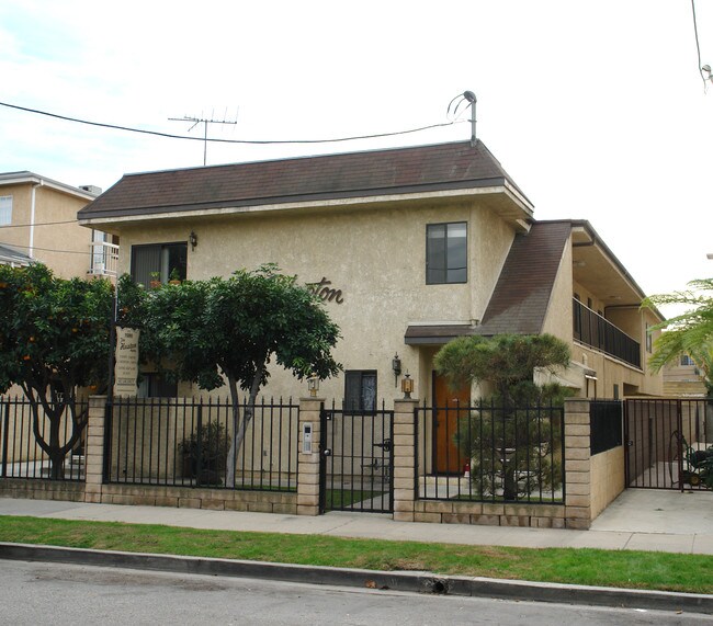 11260 Huston St in North Hollywood, CA - Building Photo - Building Photo