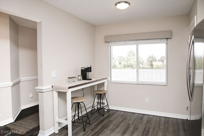 121 Gabriel Cir in Naples, FL - Foto de edificio - Building Photo
