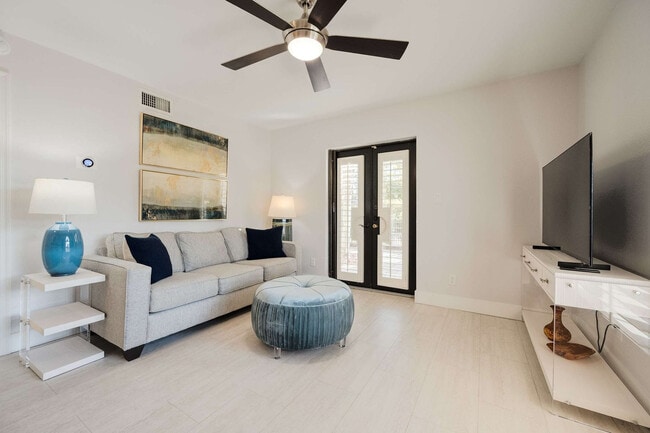 655 8th Ave S, Unit SI ID1504178P in Naples, FL - Foto de edificio - Building Photo