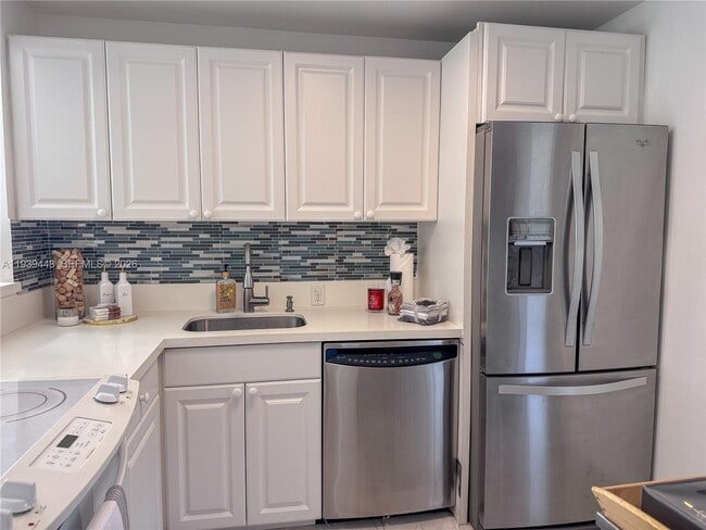 3301 N Country Club Dr in Miami, FL - Building Photo - Building Photo