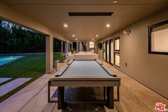 1085 Carolyn Way in Beverly Hills, CA - Foto de edificio - Building Photo