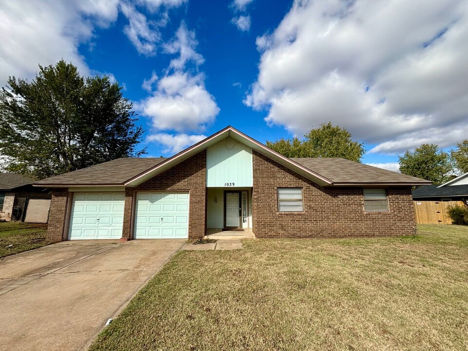 1039 W Dorchester Way in Mustang, OK - Building Photo