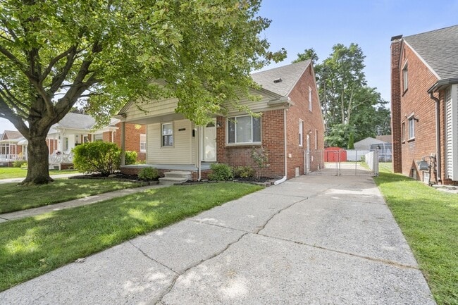 15645 Warwick Ave in Allen Park, MI - Building Photo - Building Photo
