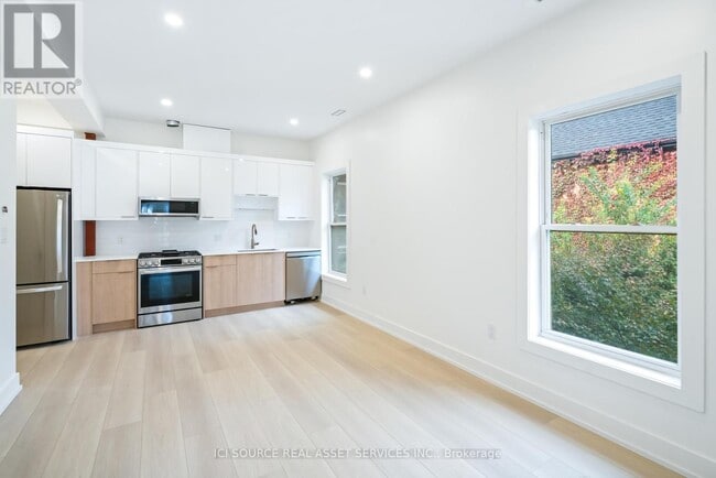 42-42 Ray St S