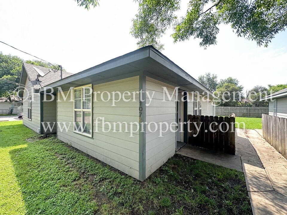 107 Ave B in Ennis, TX - Building Photo