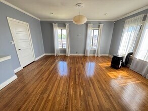 2041 S Ridgeley Dr, Unit 2041.5 in Los Angeles, CA - Building Photo - Building Photo