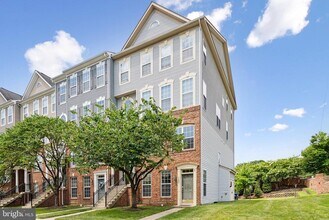 15503 John Diskin Cir in Woodbridge, VA - Foto de edificio - Building Photo