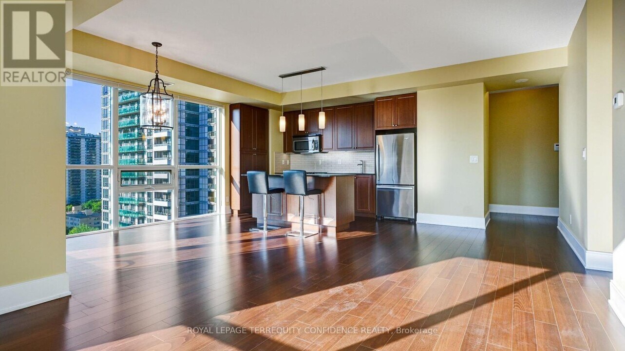 70 Roehampton Ave in Toronto, ON - Building Photo