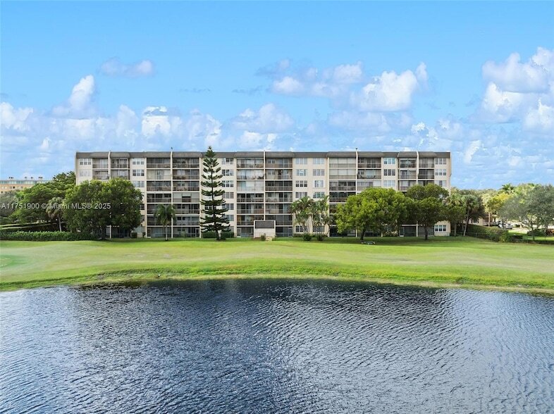 3300 W Rolling Hills Cir, Unit 605 in Davie, FL - Building Photo